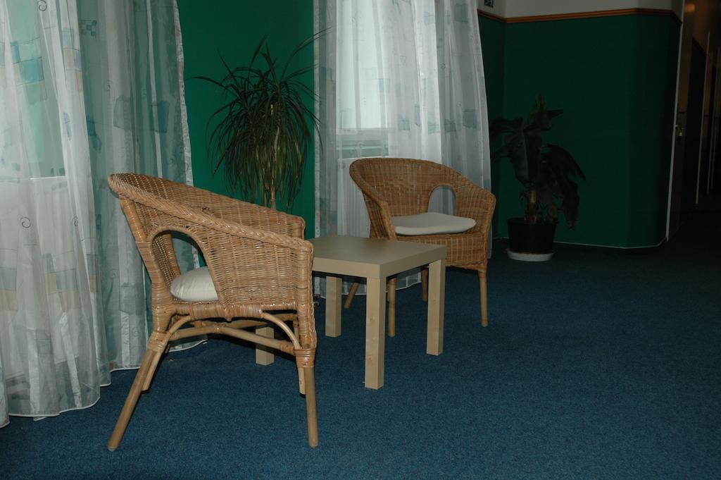 Hotel Mrazek Pardubice Buitenkant foto